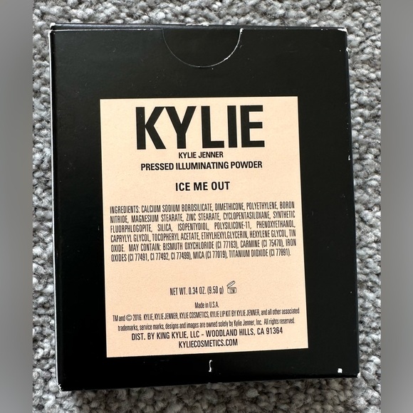 Kylie Jenner Kylight - Picture 2 of 3